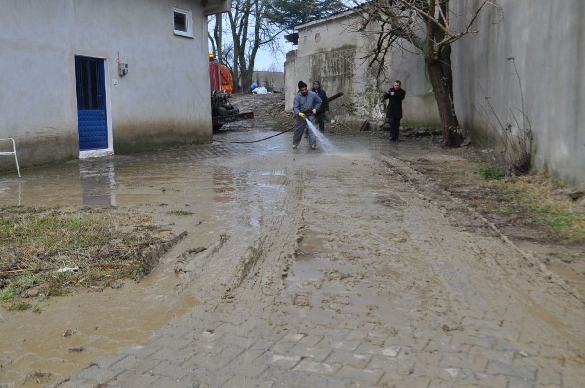 Tekirdağ\'da Dere Taştı, Mahalleyi Su Bastı