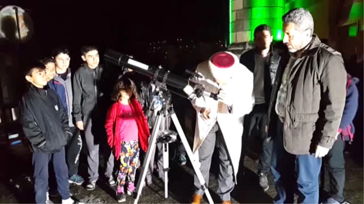 Teleskopla Çocukların ve Gençlerin İlgisini Camiye Çekiyor