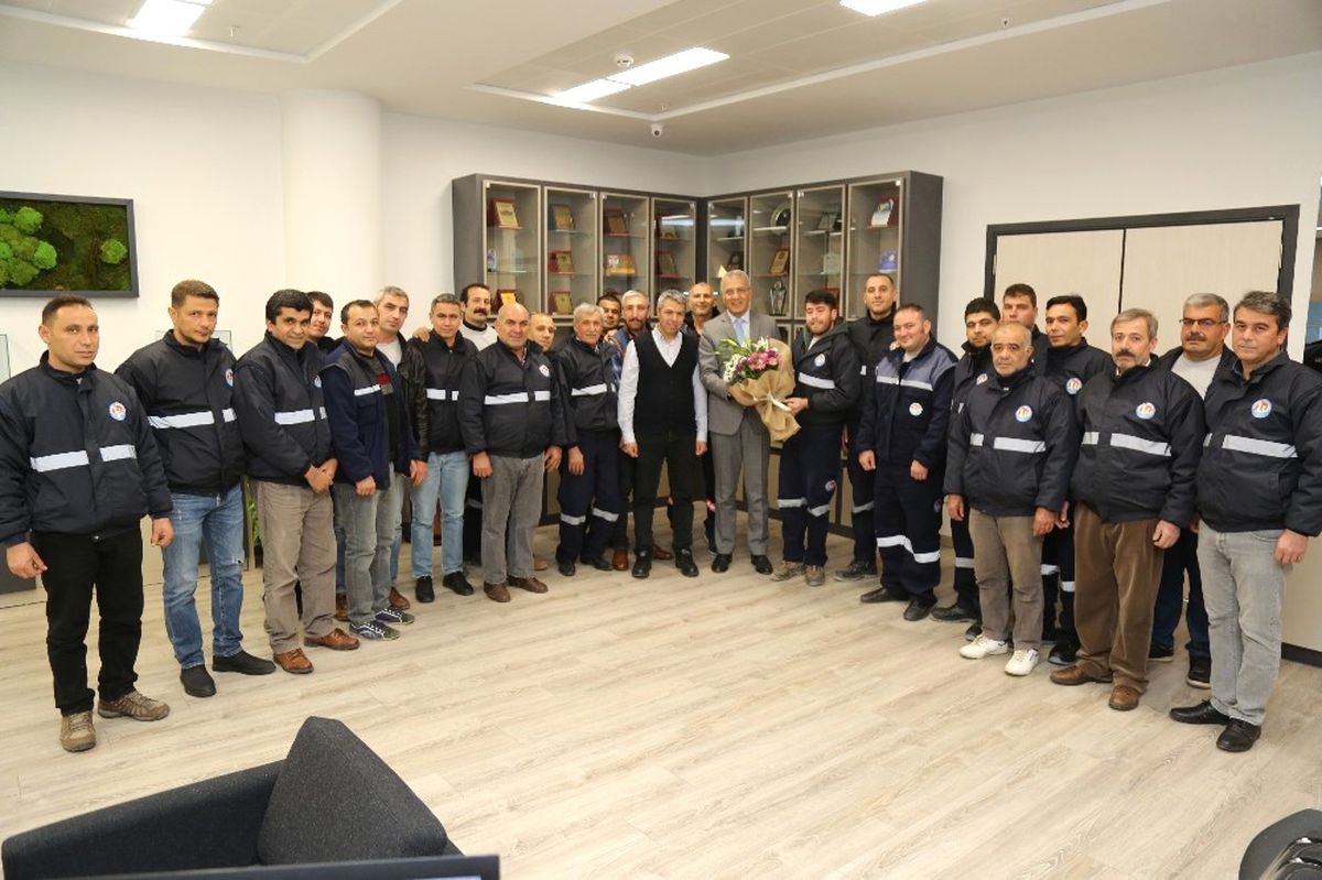 Temizlik Çalışanlarından Tarhan\'a Sözleşme Teşekkürü