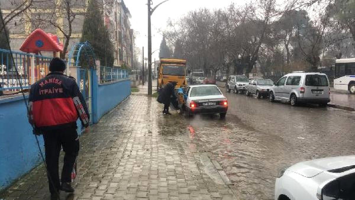 Turgutlu\'da Sağanak, Su Baskınlarına Yol Açtı (2)
