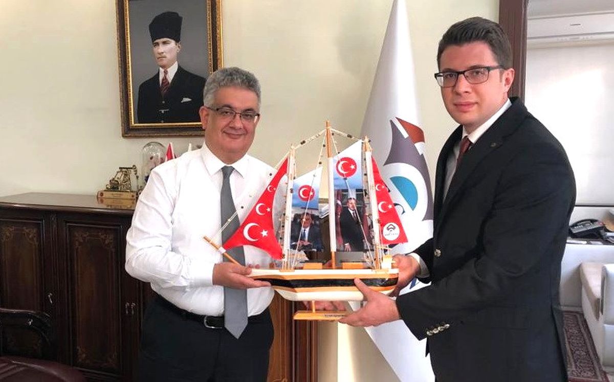 Tutlu Kadınlar Dekoratif Ahşap Maket Gemiler Yapıyor