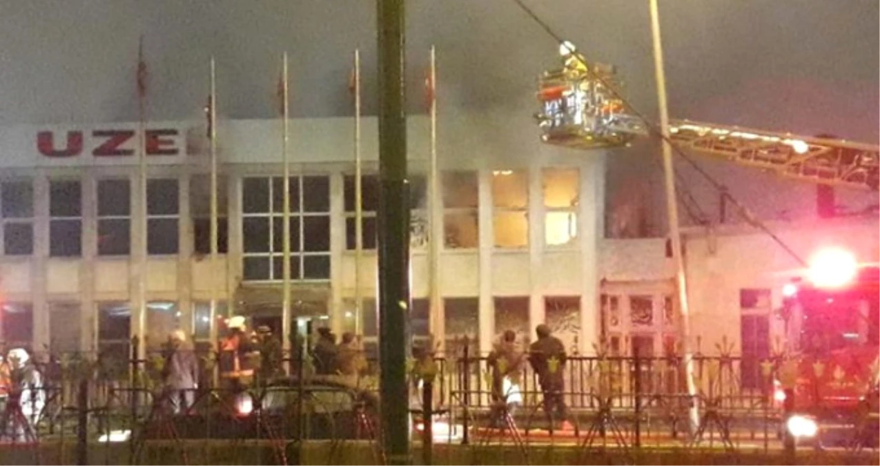 Türk Sanayisinin Köklü Kuruluşlarından Uzel Makine\'nin İstanbul\'daki Fabrikasında Yangın Çıktı