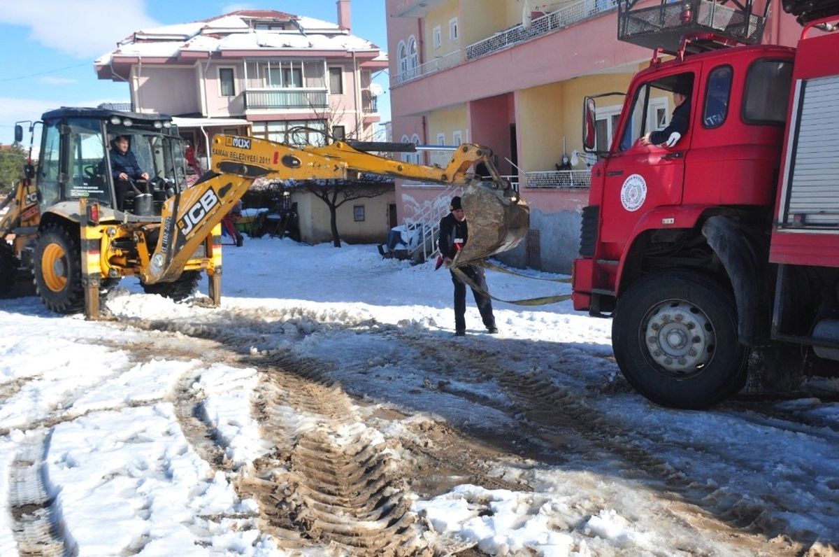 Yangından Dönen İtfaiye Aracı Yolda Kaldı