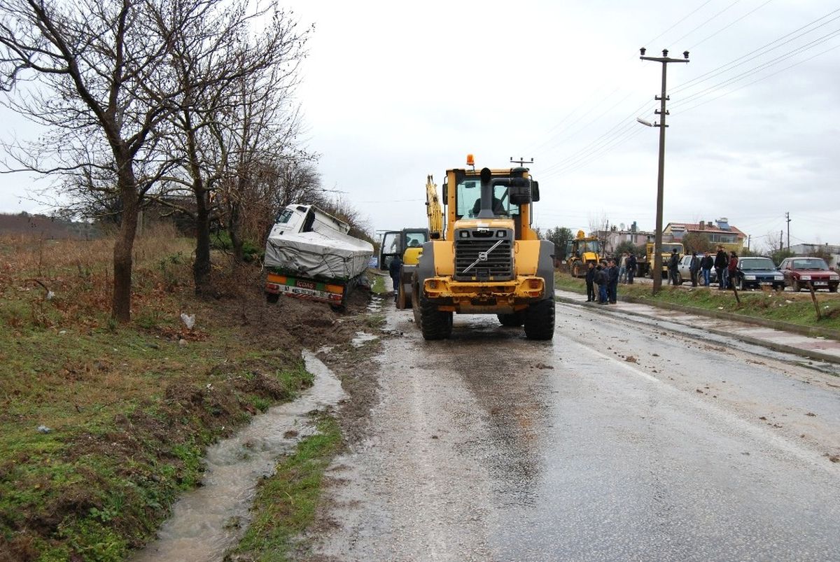 Yoldan Çıkan Tır Bahçeye Daldı