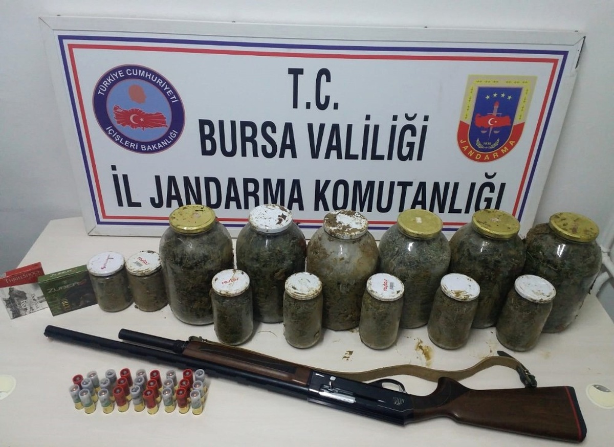 28 Kilo Esrarı Gömdükleri Yerden Çıkartırken Yakalandılar