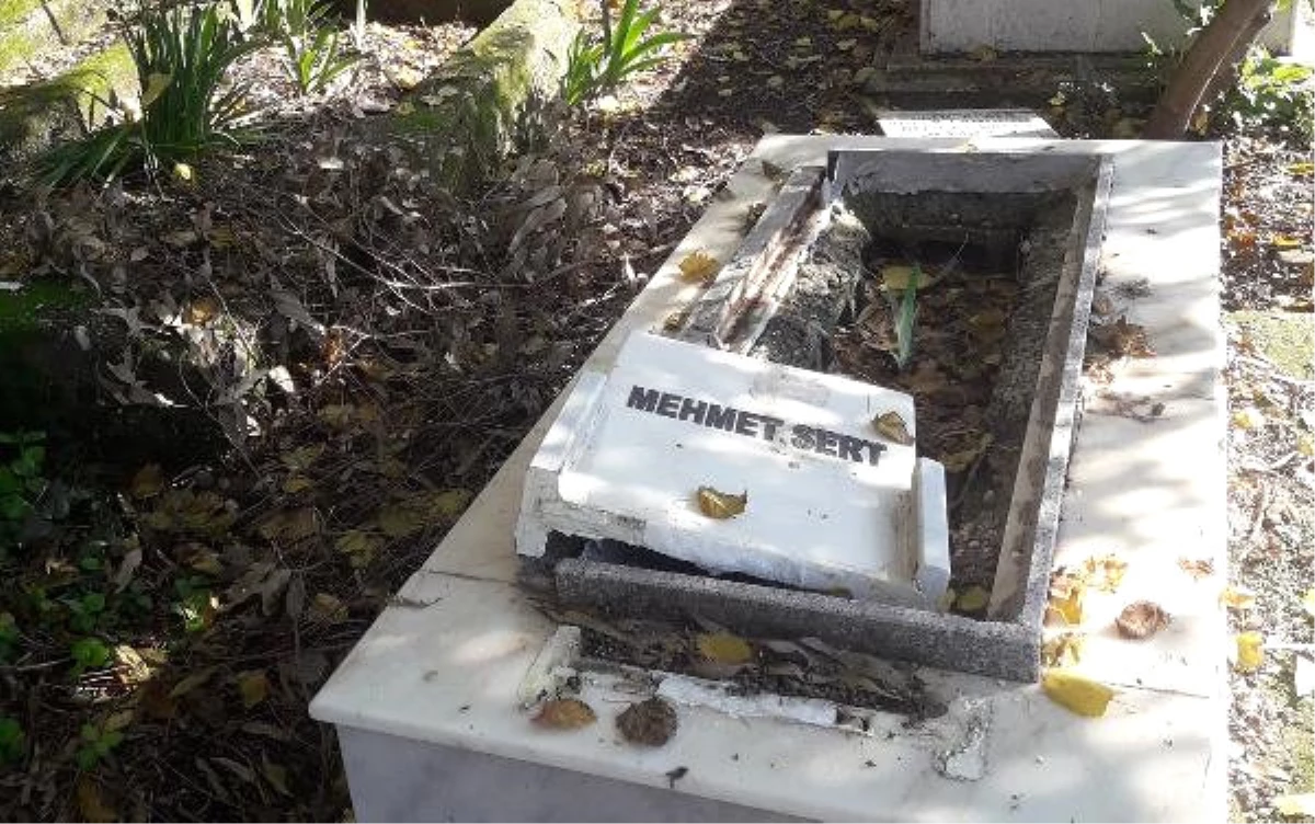 Adana\'da Mezarlıkta Onlarca Mezar Taşı Kırıldı