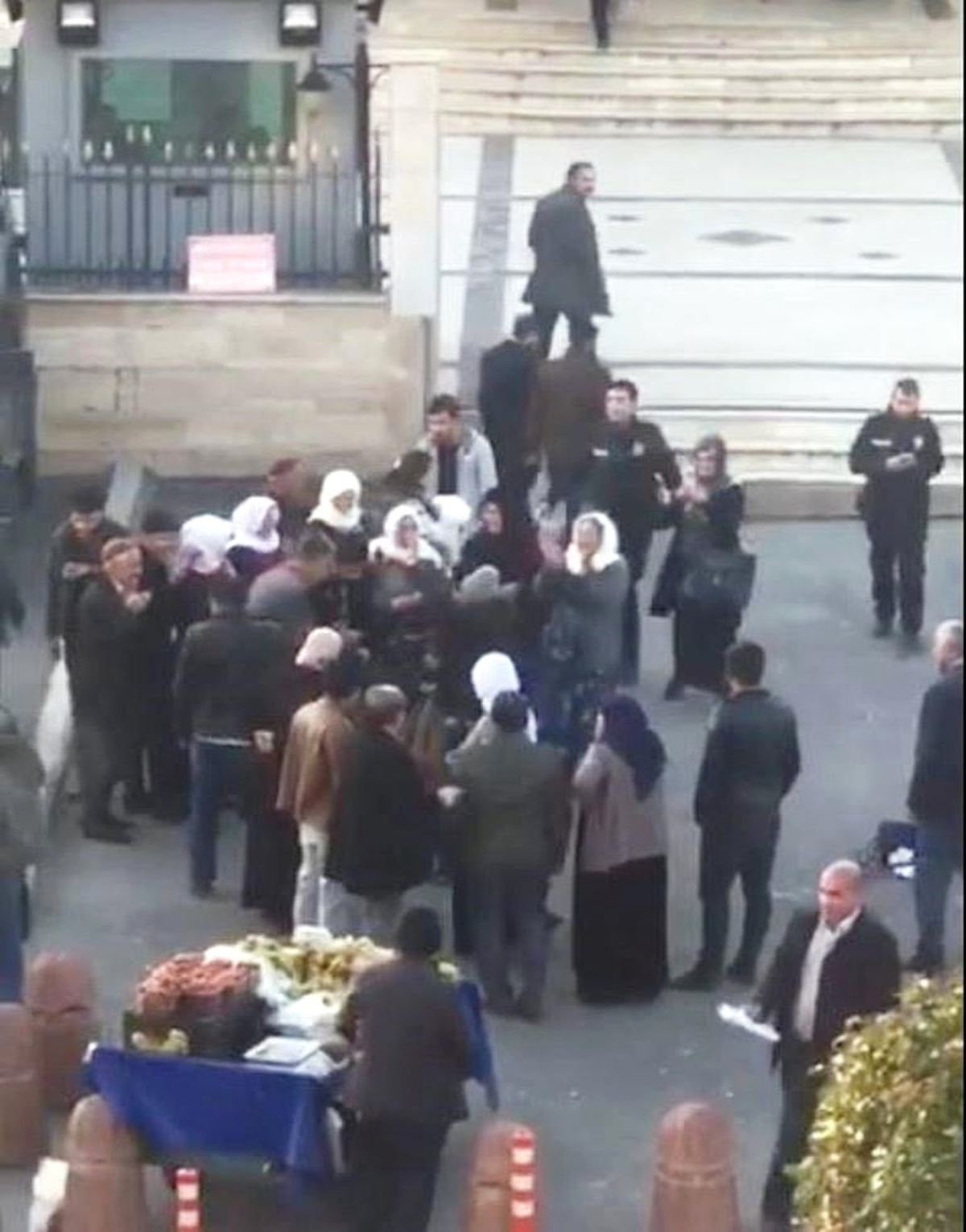 Adliye Önünde Darbukalı Zurnalı Tahliye Sevinci