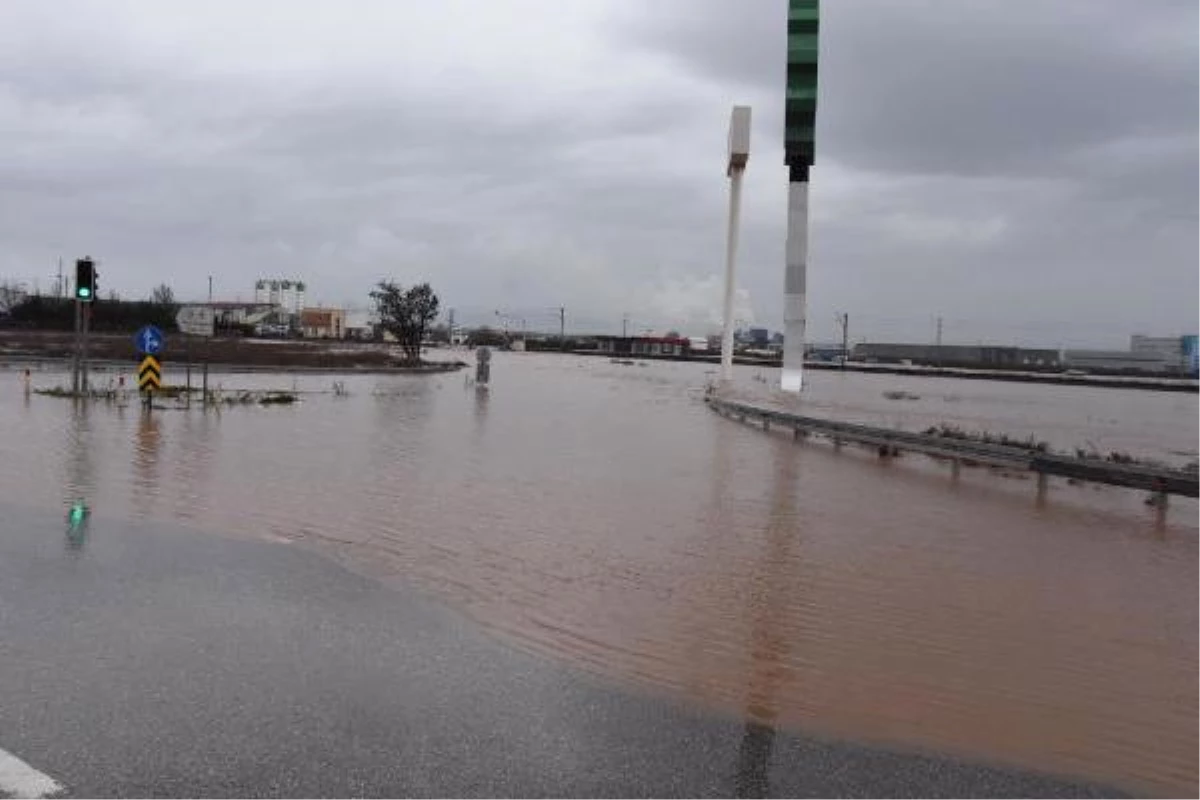 Akhisar\'da Dere Taştı; İstanbul-İzmir Yolu Su Altında Kaldı