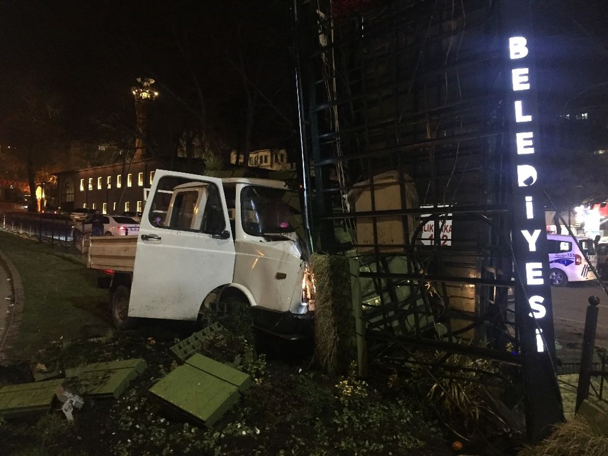 Alkollü Sürücü Saat Kulesine Çarptı