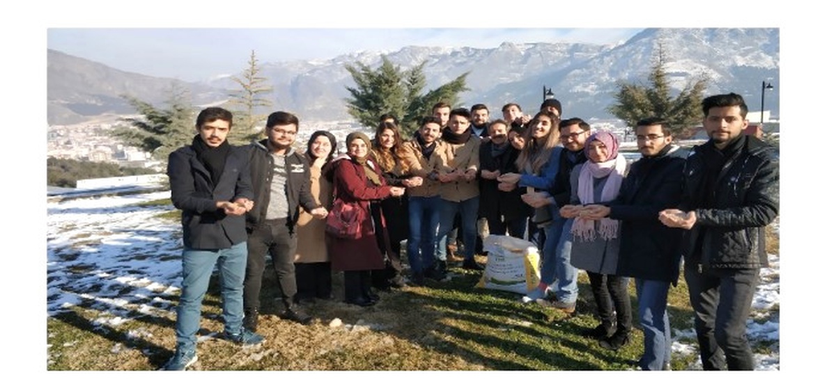 Amasya Üniversitesi Öğrencileri Kuşlar İçin Doğaya Yem Bıraktılar