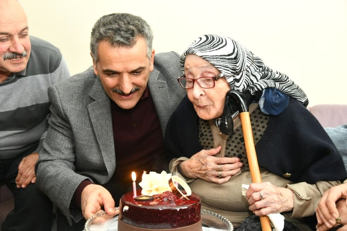 Asırlık Nineye Validen Sürpriz Doğum Günü