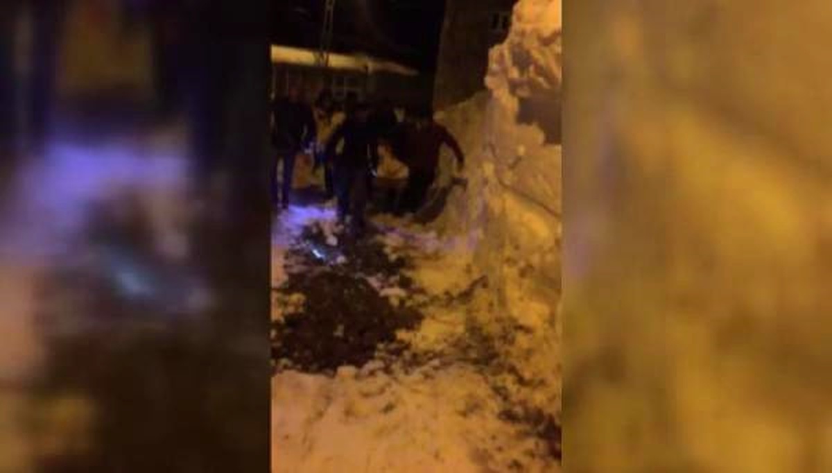 Ayağı Kırılan Kadın, 2 Kilometre Sedyede Taşınarak Ambulansa Götürüldü