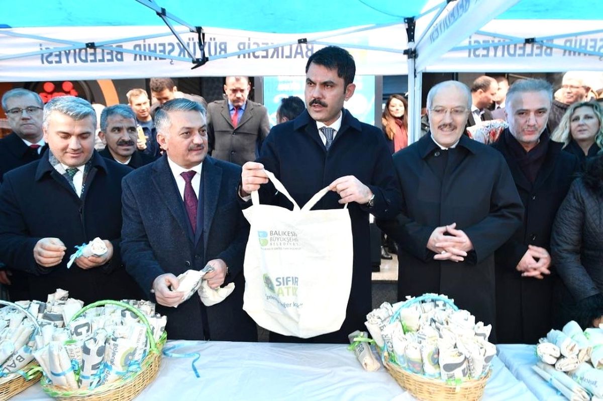 Bakan Kurum Bez Torba Dağıttı