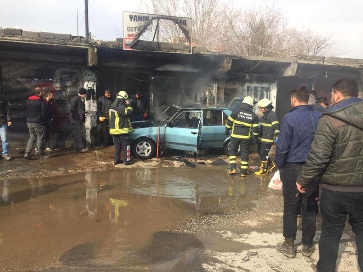 Batman\'da Sanayi Sitesinde Otomobil Yandı