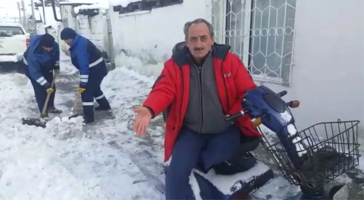 Belediye Engelli Vatandaşın Evinin Önündeki Yolu Kar ve Buzdan Arındırdı