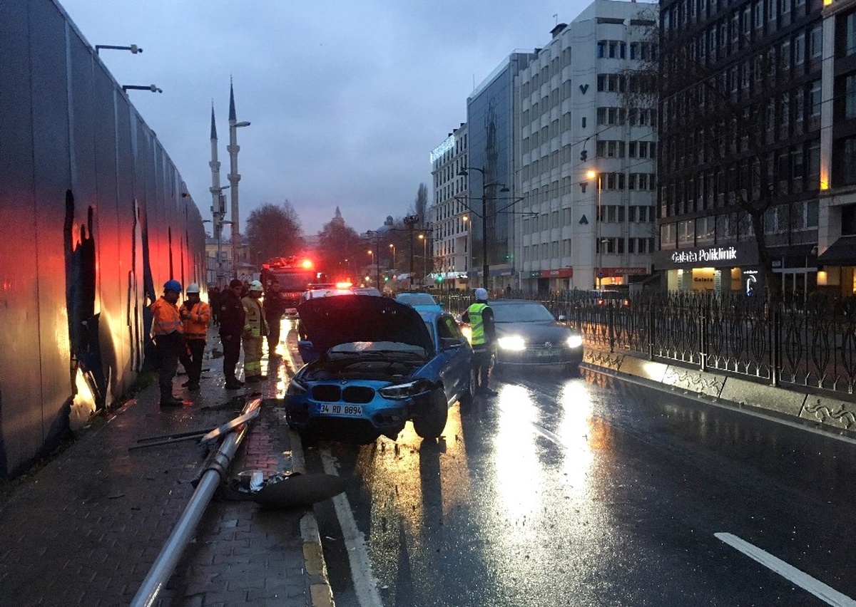 Beyoğlu\'nda Kontrolden Çıkan Lüks Otomobil Direğe Çarptı