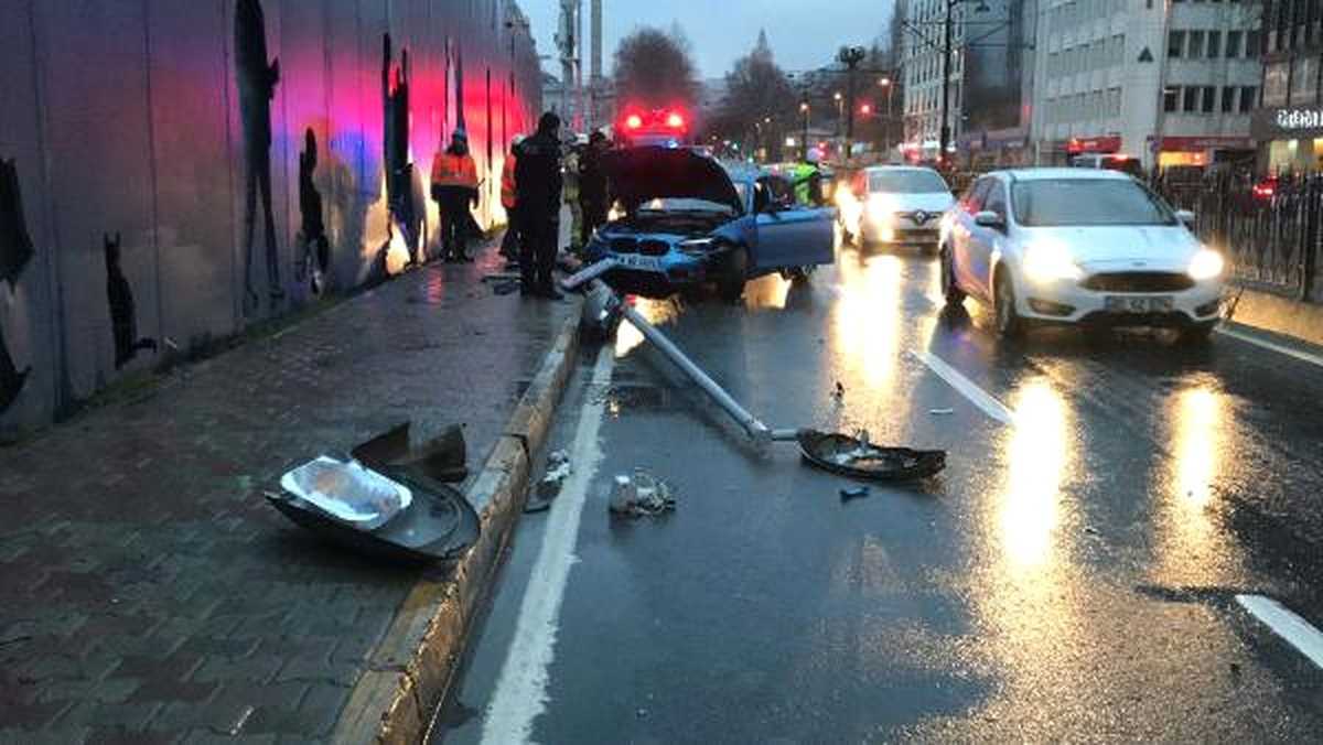 Beyoğlu\'nda Kontrolden Çıkan Otomobil Aydınlatma Direğini Devirdi