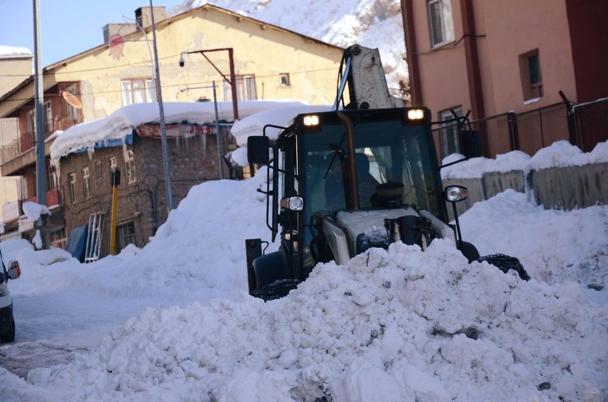 Beytüşşebap İlçesi Kara Gömüldü, Kar Kalınlığı Yer Yer 2 Metreyi Buldu
