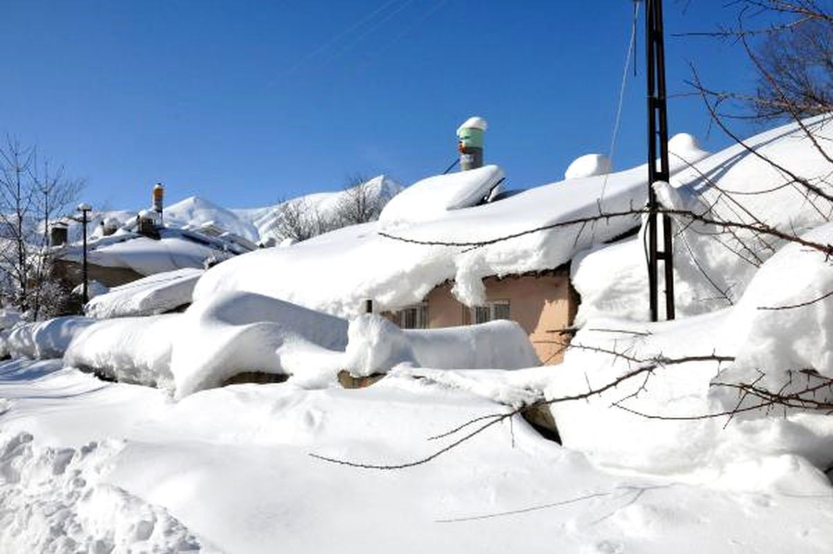 Bitlis\'te Tek Katlı Evler Kara Gömüldü