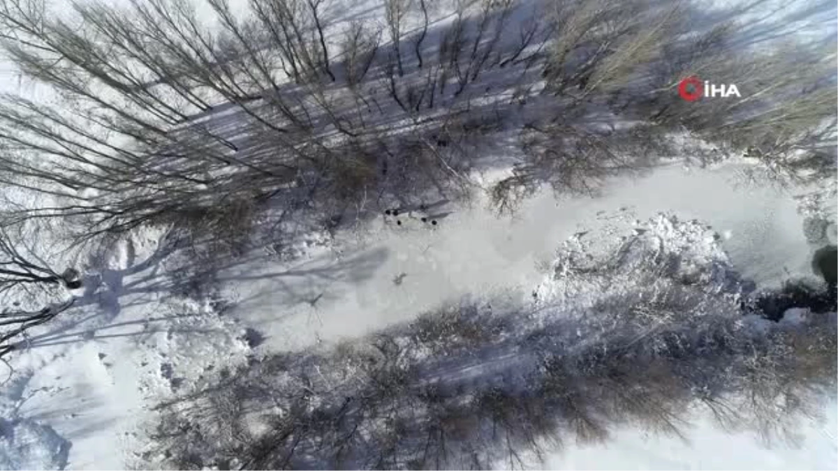 Buz Tutan Irmağı Balta ile Kırıp Balık Avladılar...donan Yıldız Irmağı Havadan Görüntülendi