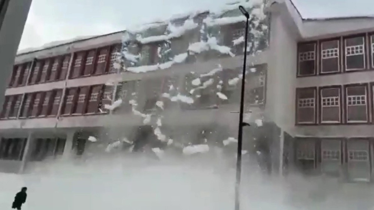 Çatıda Biriken Kar Kütleleri Az Daha Öldürüyordu