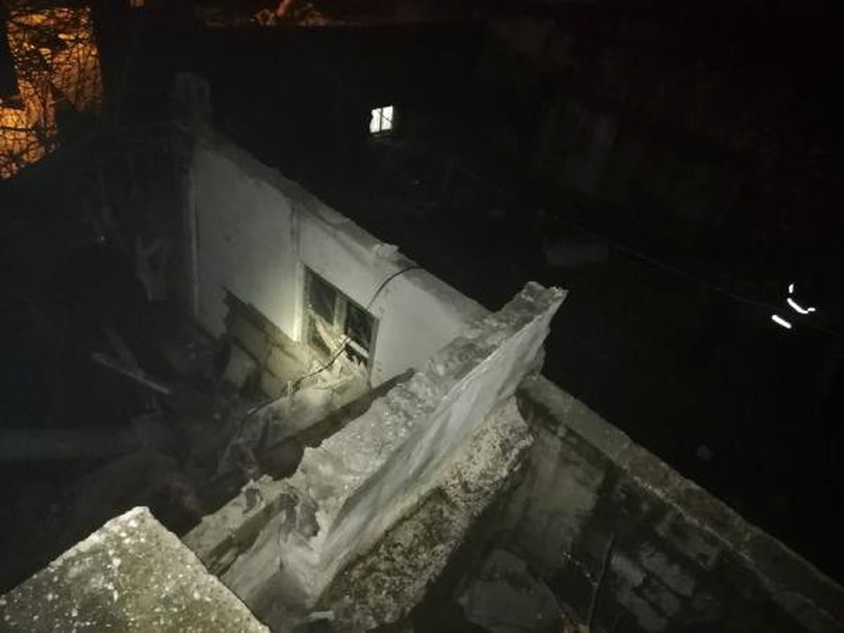 Çöken Balkona Bakmak İsterken, Balkondan Düştü