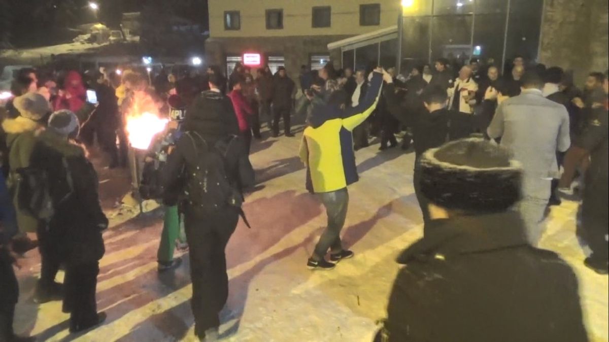Eksi 25 Derecede Önce Halay Çektiler, Sonra Kayak Yaptılar