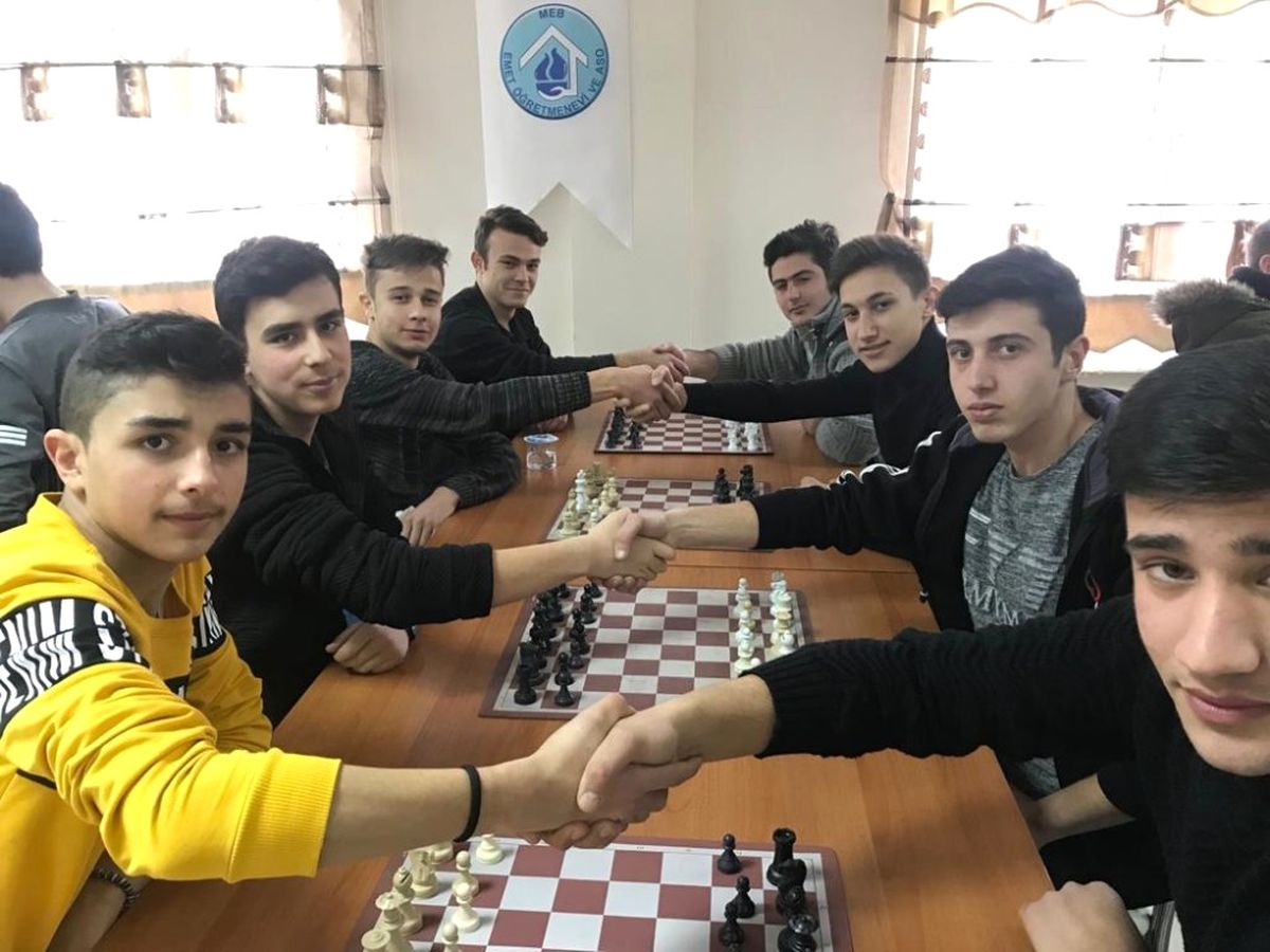 Emet\'te Liseler Arası Satranç Turnuvası Sona Erdi