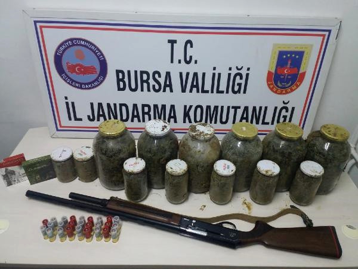 Esrarı Cam Kavanozlara Doldurup, Ormana Gömmüşler