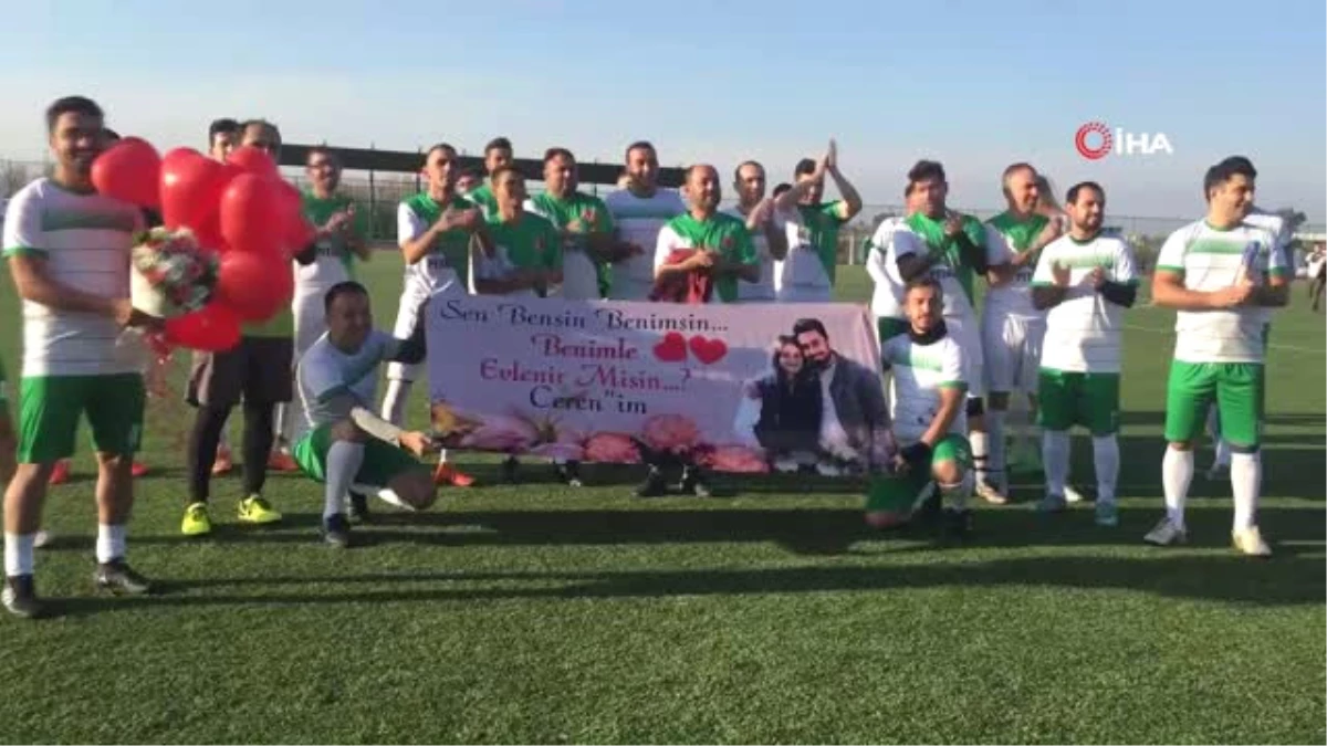 Futbolcudan Kız Arkadaşına Sahada Sürpriz Evlenme Teklifi