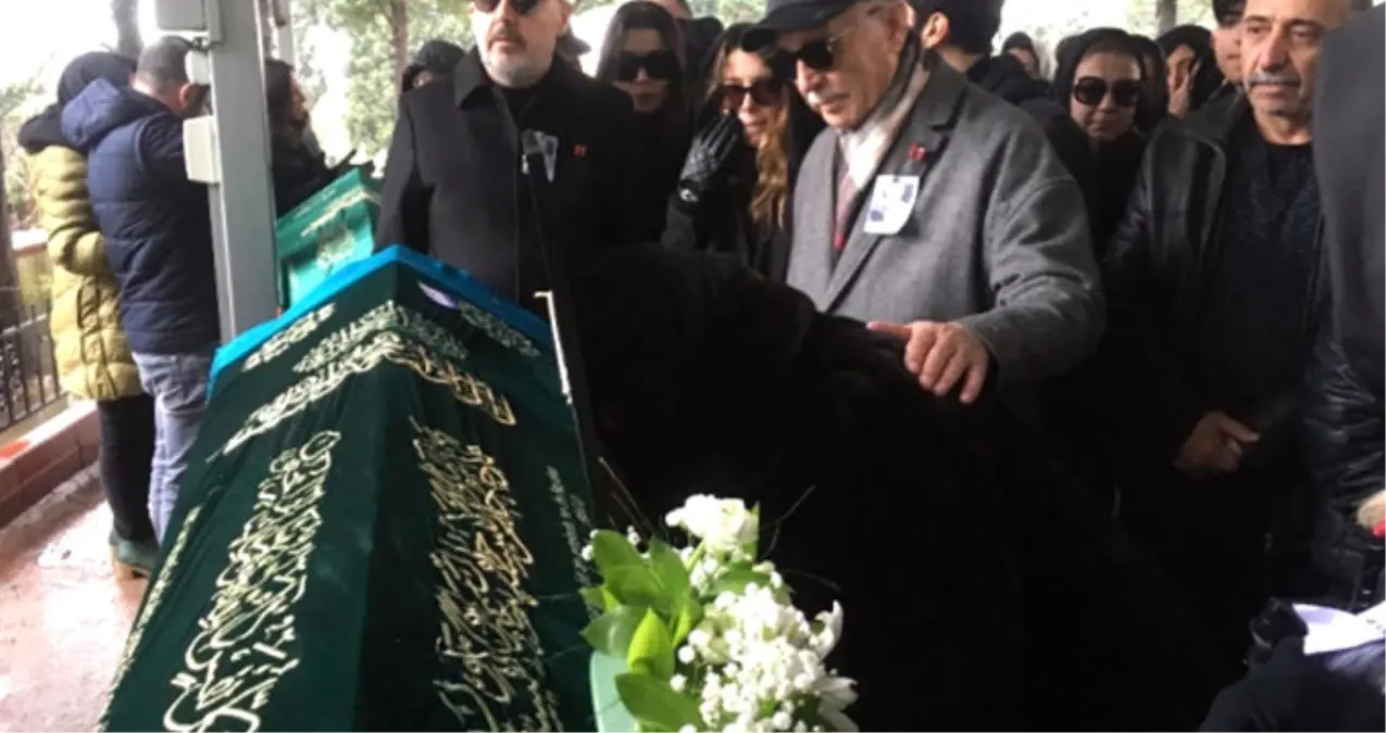 Ünlü Oyuncu Hande Erçel\'in Annesi Aylin Erçel Son Yolculuğuna Uğurlandı