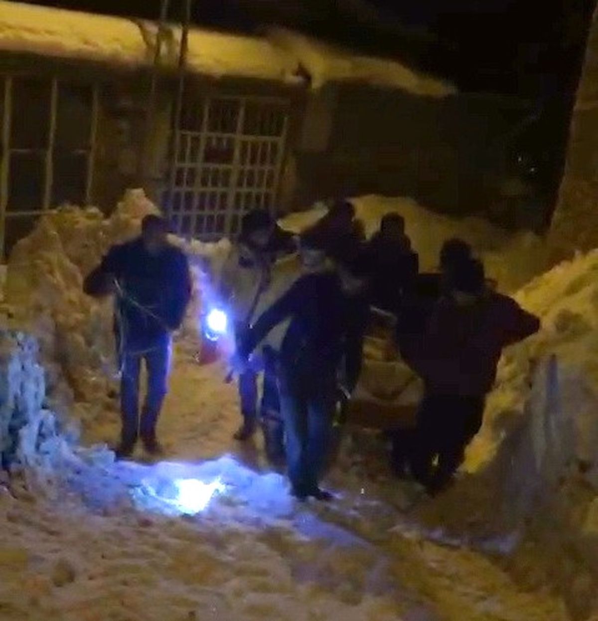 Hastayı 2 Kilometre Taşıdılar