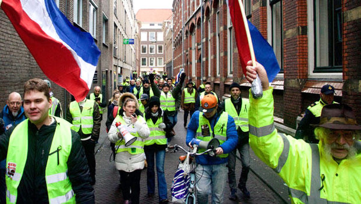 Hollanda\'da 14 Kent \'Sarardı\': Rutte Defol Git!