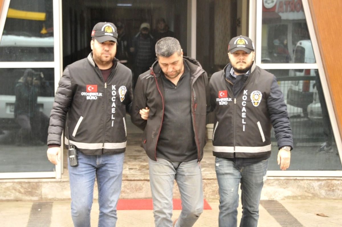 İstanbul\'dan Çaldıkları Kamyonu Kocaeli\'de Satmaya Çalışırken Yakalandılar