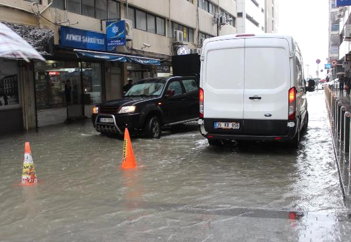 İzmir\'de Sağanak Yağış Hayatı Felç Etti (2)
