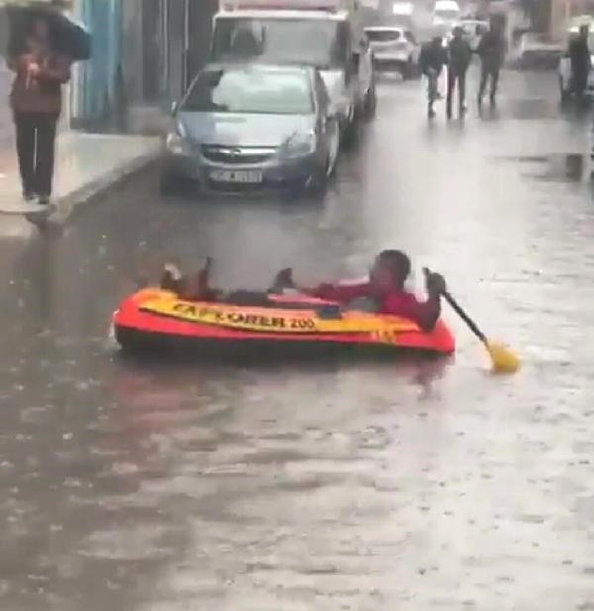 İzmir\'de Sağanak Yağış Hayatı Felç Etti (4)