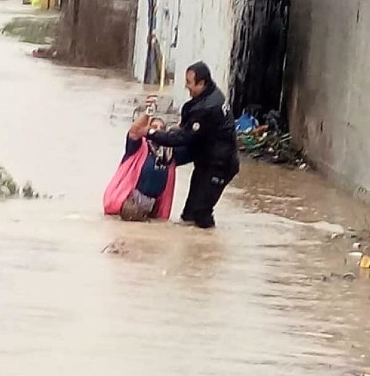 İzmir\'de Sağanak Yağış Hayatı Felç Etti (5)