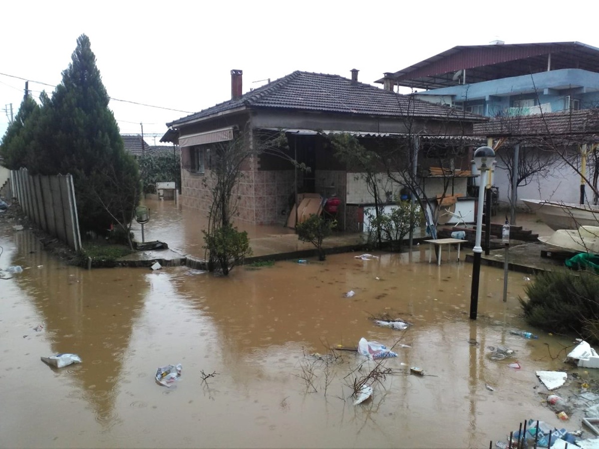 İzmir\'de Şiddetli Yağış Raporu: 1 Aylık Yağmur 3 Günde Geldi