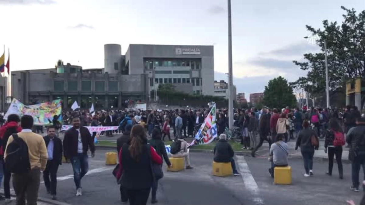 Kolombiya\'da Başsavcı Martinez\'in İstifası İçin Protesto