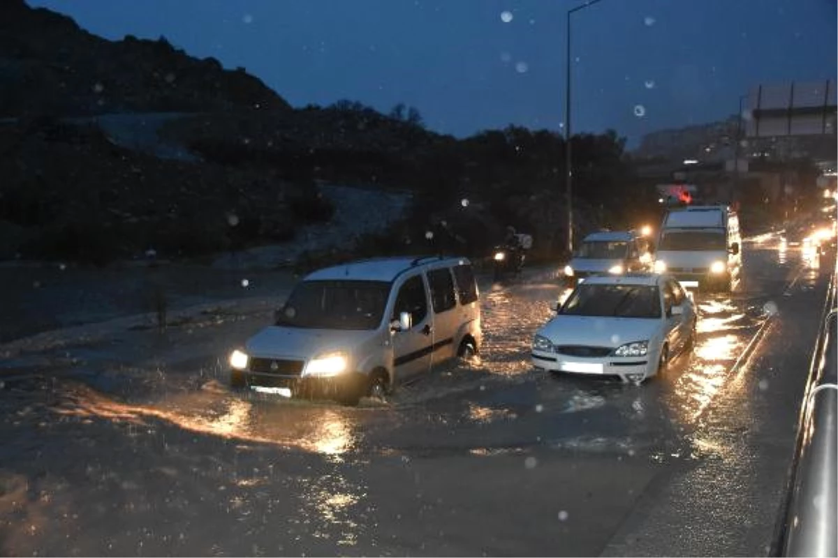 Kuşadası\'nda \'Yağmur\', Cadde ve Sokakları Göle Çevirdi