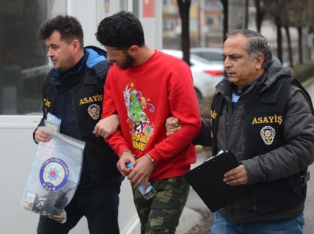 Mağazadan Giysi Çaldı, Çıkışta Yakalandı