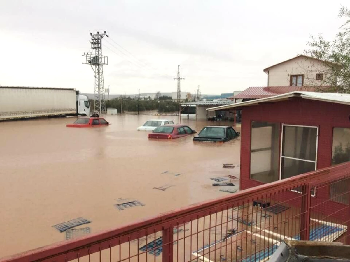 Manisa ve İzmir\'i Sel Vurdu, İzmir-İstanbul Yolu Kapanmak Üzere