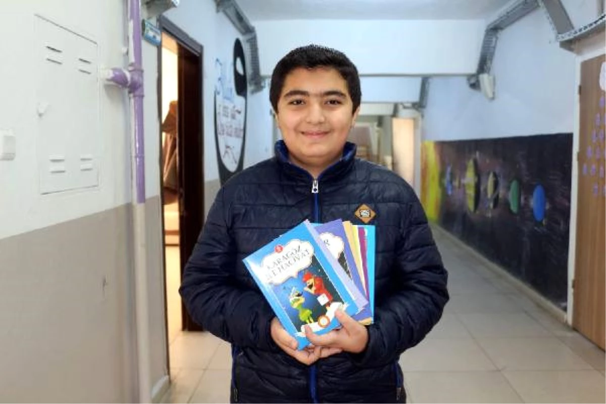 Ortaokul Öğrencisi, Bursuyla Arkadaşlarına 250 Kitap Aldı