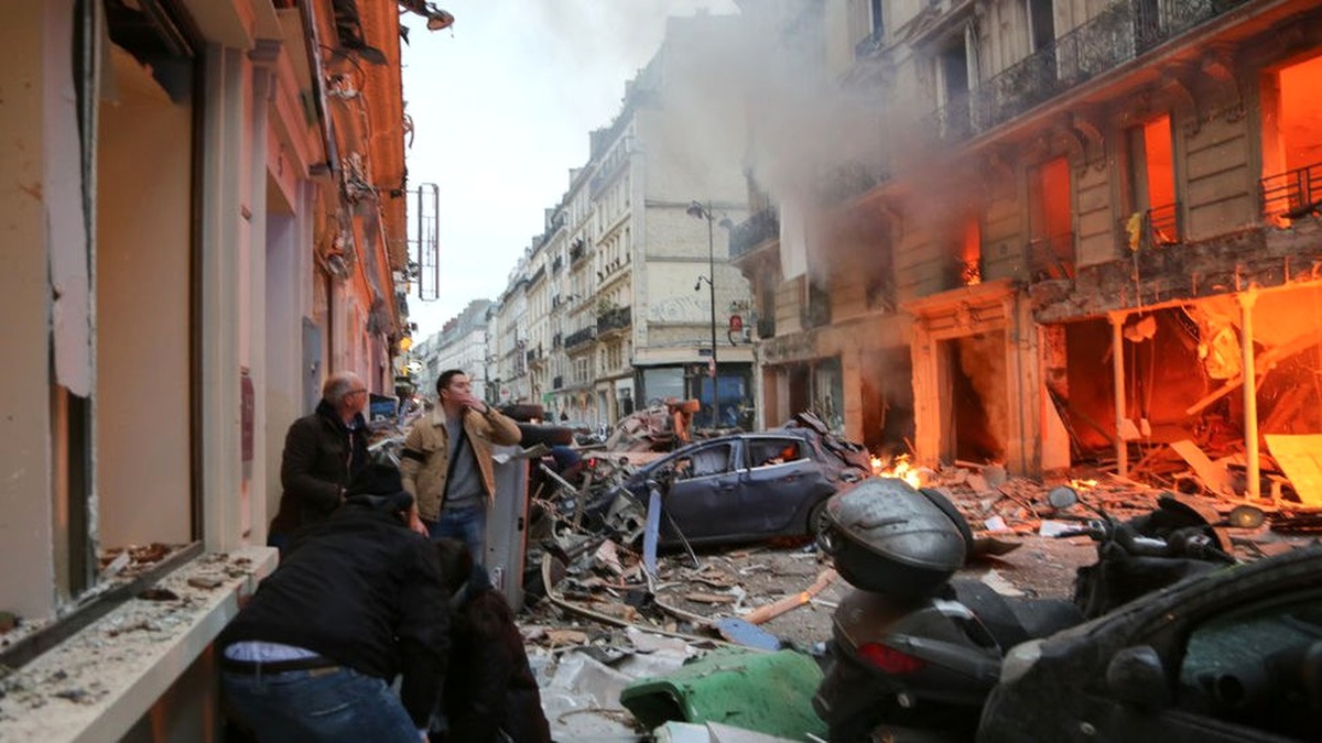 Paris\'in Merkezindeki Bir Fırında Patlama Meydana Geldi, Yaralılar Var
