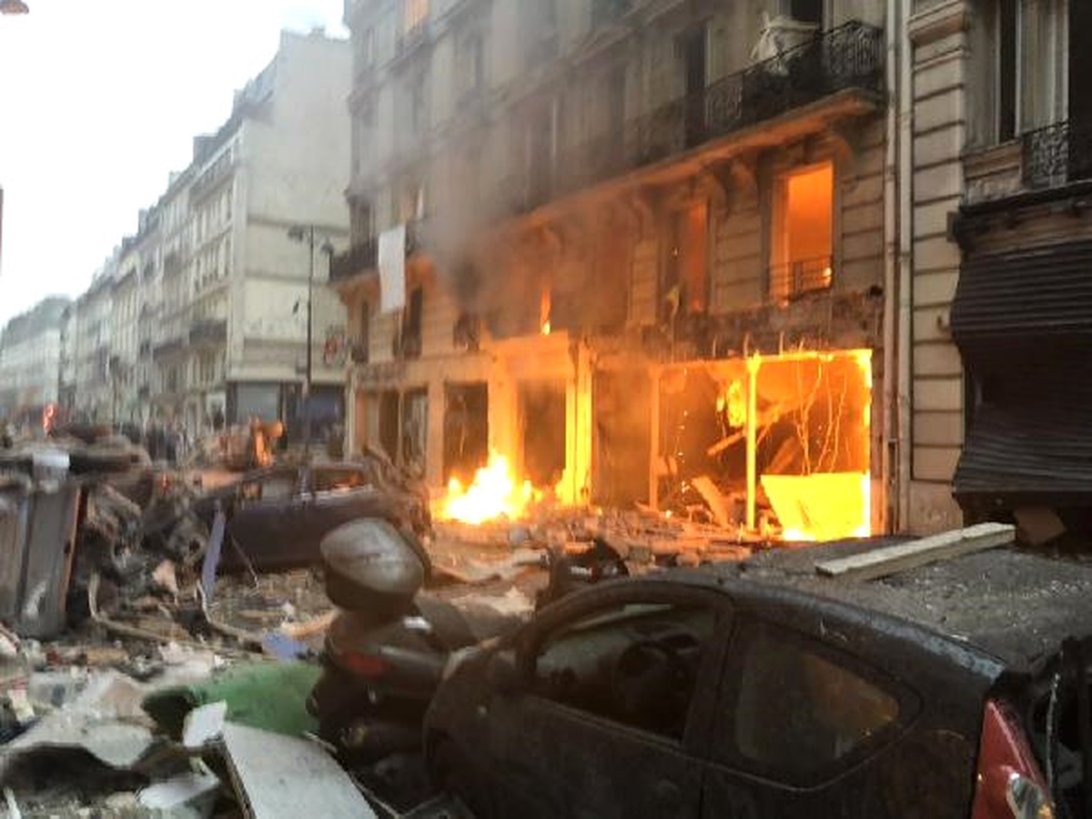 Paris\'te Patlama... Polis Bölgeden Uzak Durulması Çağrısı Yaptı