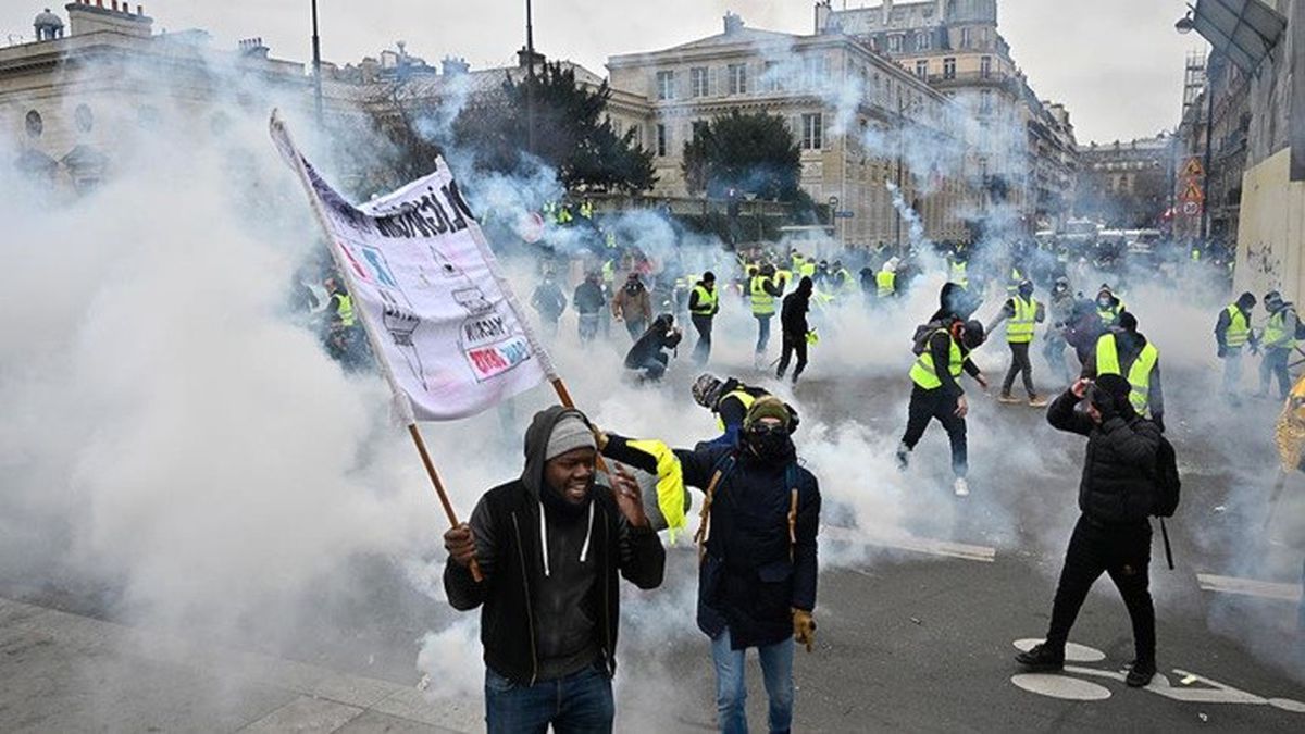 Paris\'te sarı yeleklilere müdahale