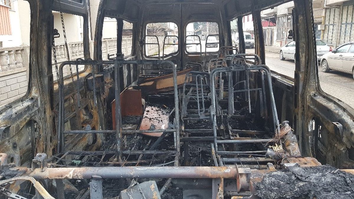 Park Halindeki Minibüs Alevlere Teslim Oldu
