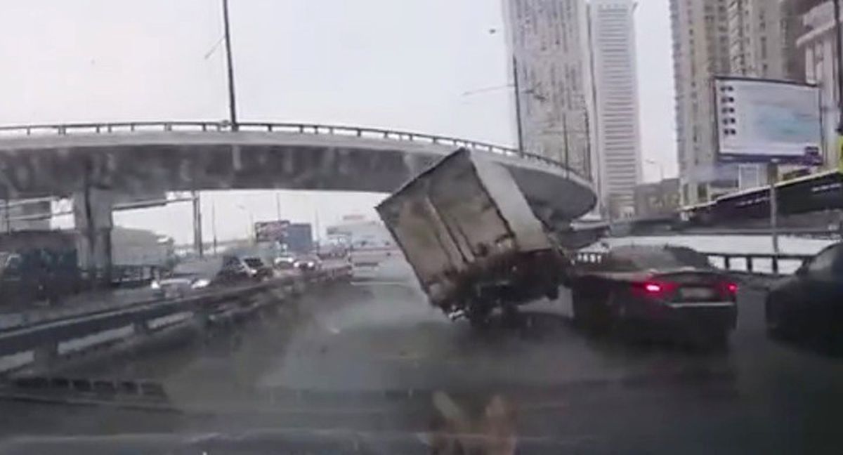 Rusya\'da Araçların Arasına Sıkışan Kamyon Devrildi