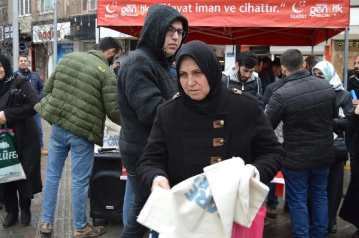 Saadet Partili Gençlerden Ücretsiz Bez Torba Dağıtımı