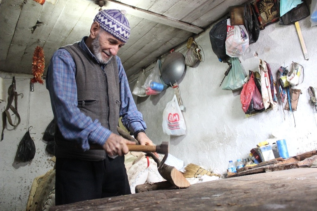 Son Ustanın Yaptığı Semerler Piyasada Eşek Olmadığı İçin Elinde Kaldı